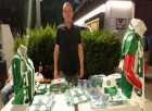 Hiç bir yerden tam anlamıyla destek alamayan Ünye1957 spor kulüp başkanı sokaklarda forma atkı satıyor.