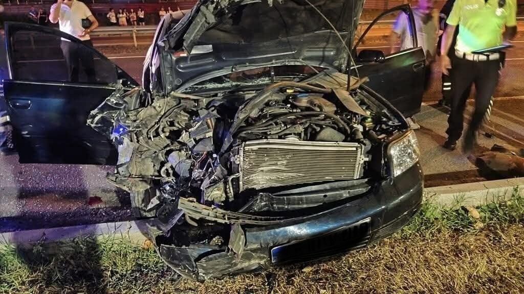 Ünye’de Ehliyetsiz ve Alkollü Sürücü Park Halindeki Araçlara Çarptı