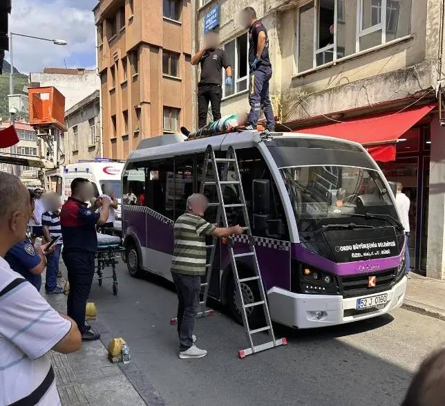 Ordu’da Akılalmaz Kaza: Sepetten Düşen İşçi Dolmuşun Tavanına Düştü