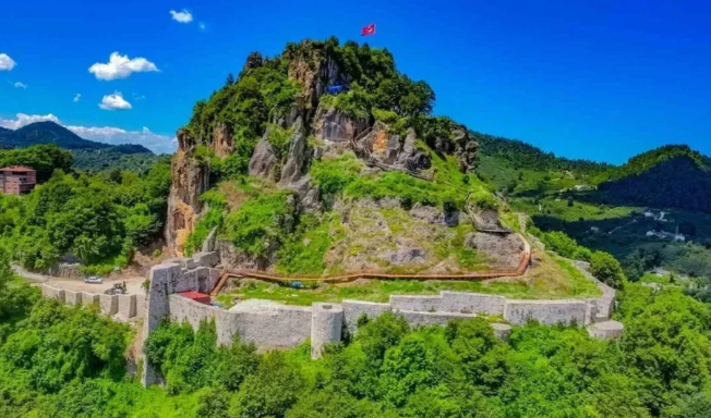 Ünye Kalesi Ziyaretçi Akınına Uğruyor